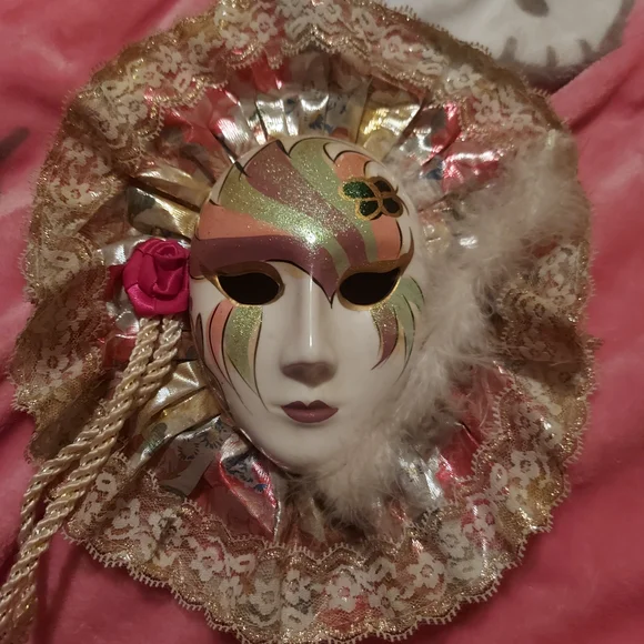 Venetian Mask with Feathers and Lace - Picture 1 of 3